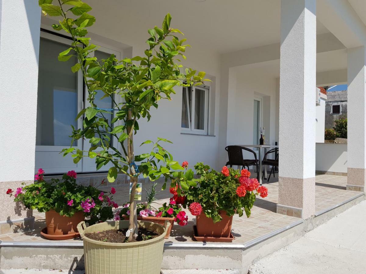 Apartments Tri Mora Ražanac Exterior foto